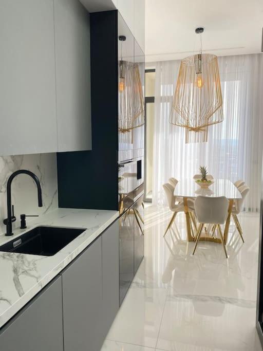 Luxury Penthouse Prishtina Lägenhet Pristina Exteriör bild