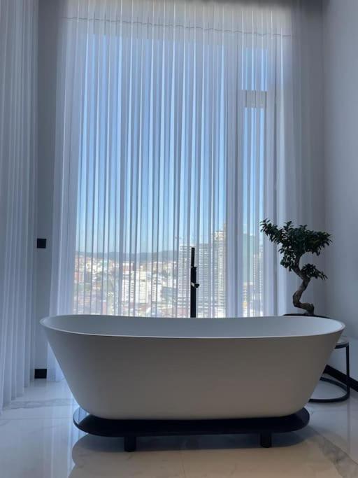 Luxury Penthouse Prishtina Lägenhet Pristina Exteriör bild
